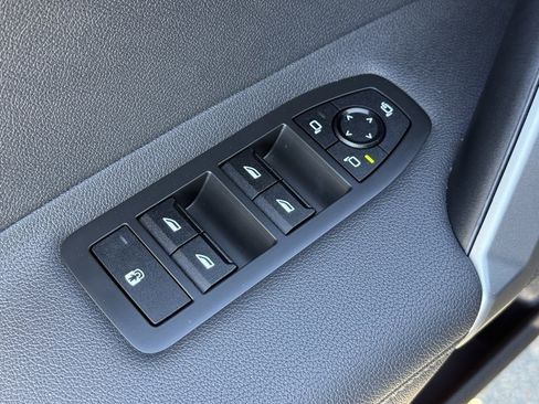 Used 2025 BMW iX xDrive50 w/ Sport Package image 21