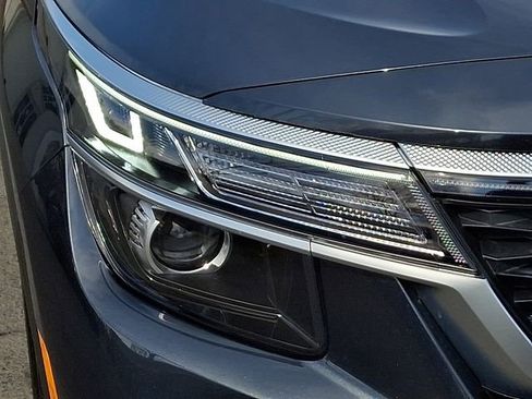 Used 2021 Kia Seltos EX image 9