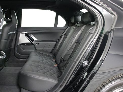 Used 2025 BMW 740i image 32