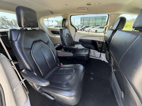 Used 2019 Chrysler Pacifica Touring-L FWD image 15