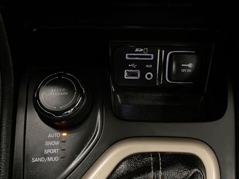 Used 2016 Jeep Cherokee Latitude w/ Comfort/Convenience Group AWD/4WD image 25