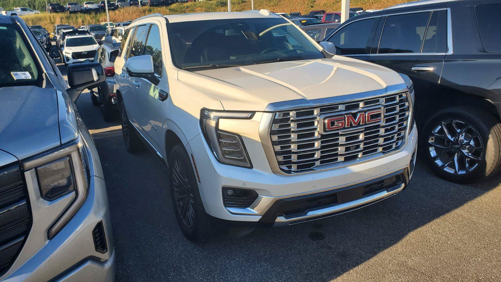 Used 2025 GMC Yukon Denali w/ Sun & Power Step Package AWD/4WD image 2