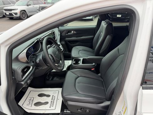 New 2026 Chrysler Pacifica Select image 4