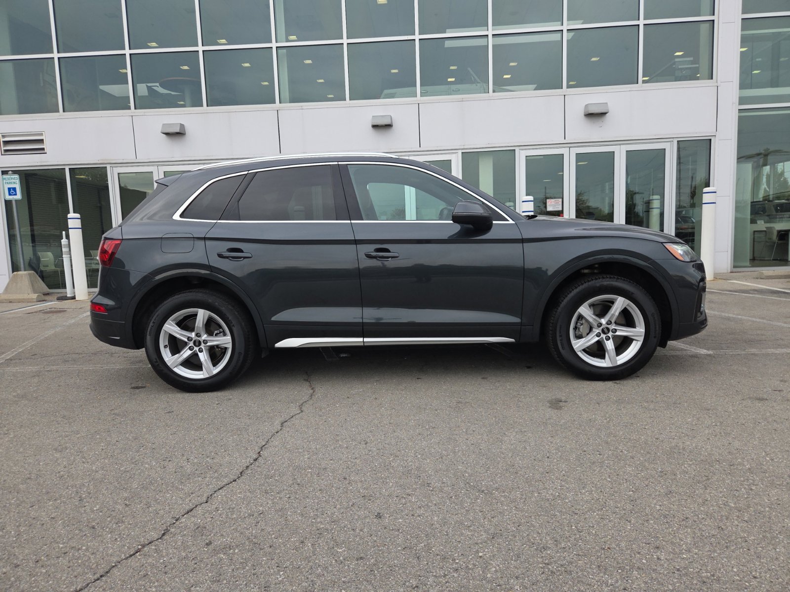 Used 2023 Audi Q5 2.0T Premium w/ Convenience Package AWD/4WD image 4