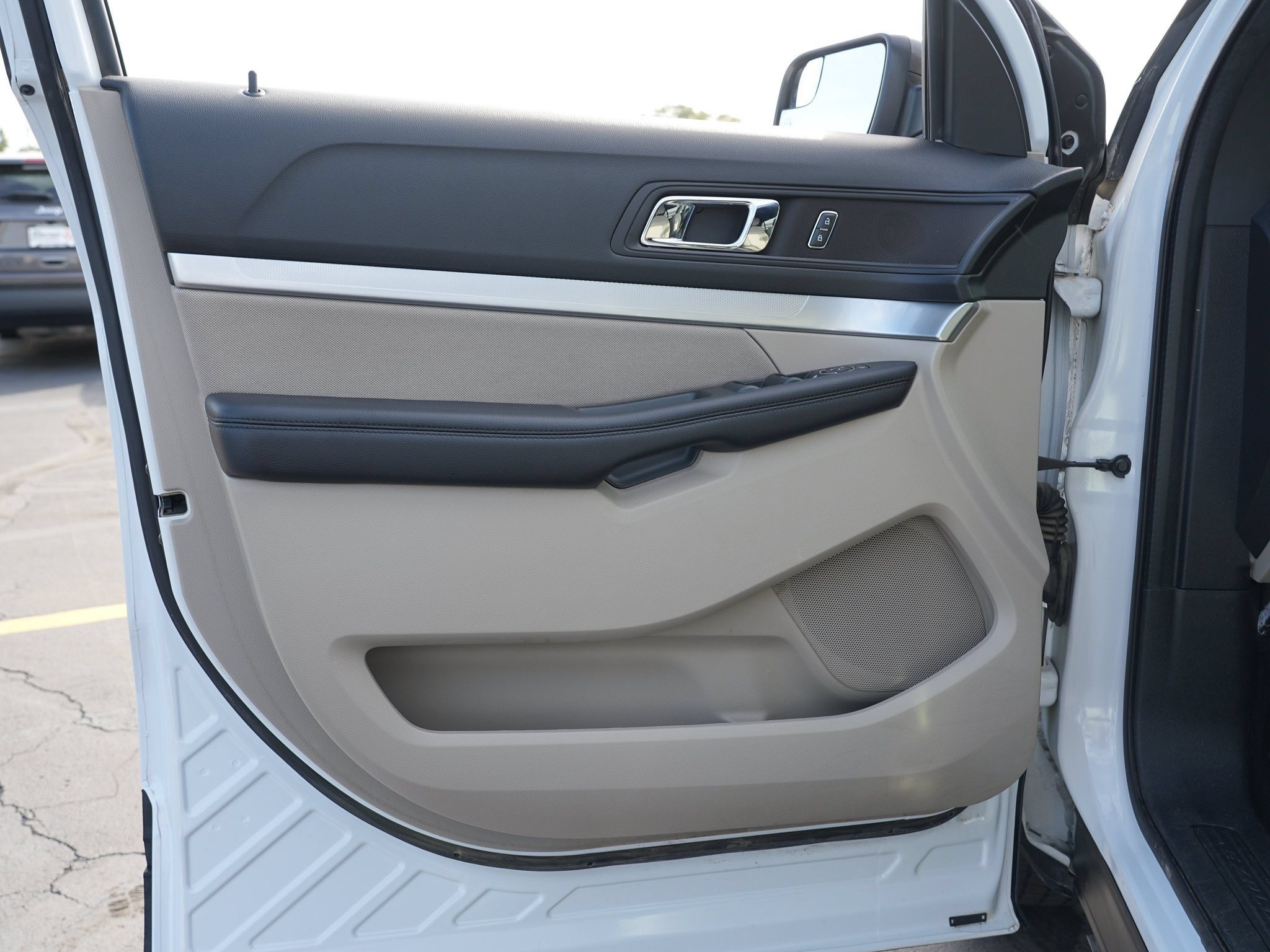 Used 2018 Ford Explorer 4WD w/ Class II Trailer Tow Package image 15