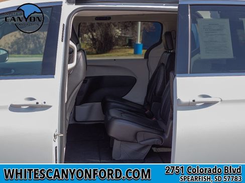 Used 2023 Chrysler Pacifica Touring-L FWD image 8