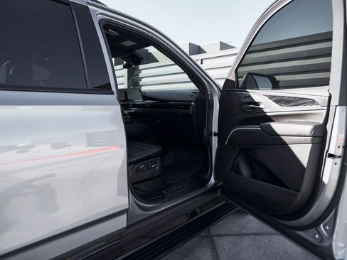 Used 2023 Cadillac Escalade V w/ LPO, ONYX Package image 23