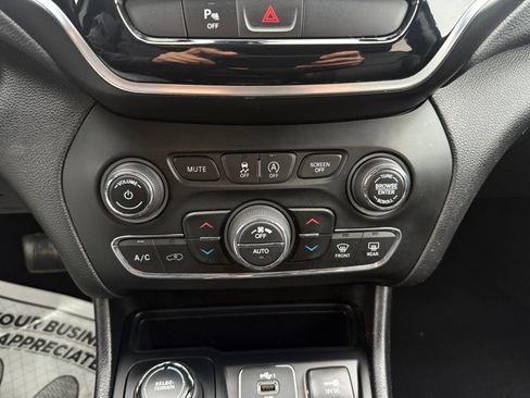 Used 2020 Jeep Cherokee Limited image 23