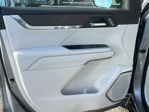 Used 2025 GMC Acadia Denali w/ Super Cruise Package image 9