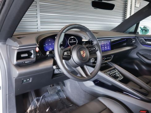 Used 2025 Porsche Macan 4 Electric AWD/4WD image 4