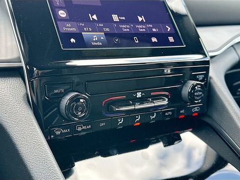 New 2025 Jeep Grand Cherokee L Laredo image 10