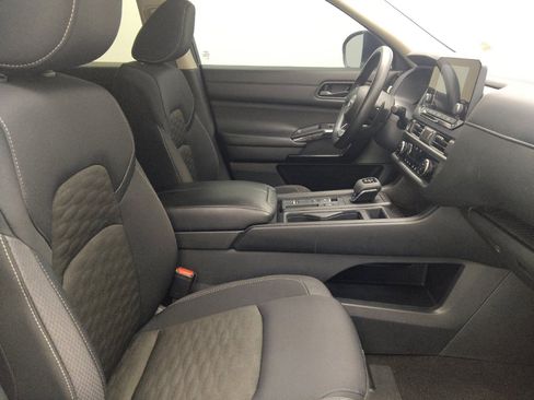 Used 2024 Nissan Pathfinder S FWD image 21