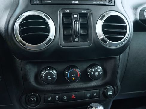 Used 2018 Jeep Wrangler Unlimited Sahara w/ Dual Top Group AWD/4WD image 19