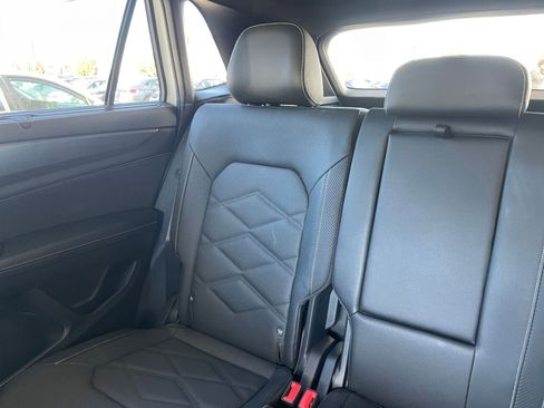 Used 2025 Volkswagen Atlas Cross Sport SE image 39