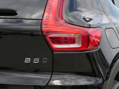 Used 2025 Volvo XC40 B5 Core AWD/4WD image 4
