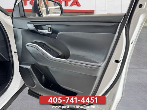 Used 2022 Toyota Highlander XLE AWD/4WD image 17