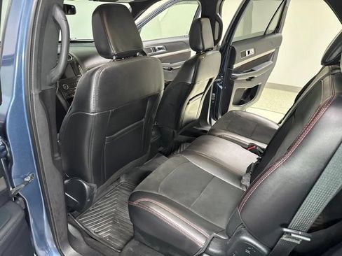 Used 2019 Ford Explorer XLT w/ Equipment Group 202A AWD/4WD image 26