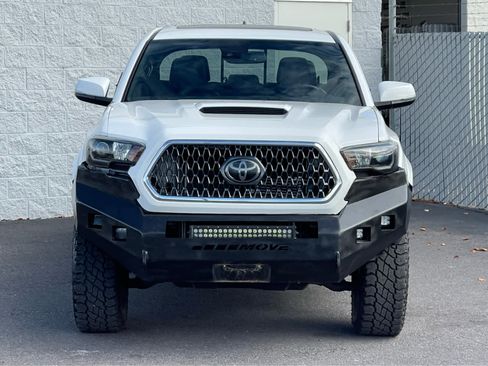 Used 2019 Toyota Tacoma TRD Sport image 3