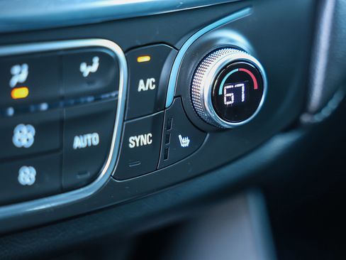 Used 2023 Chevrolet Traverse LT FWD image 16