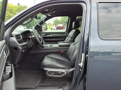 Used 2024 Jeep Wagoneer L Series II w/ Flexible Seating Group AWD/4WD image 18