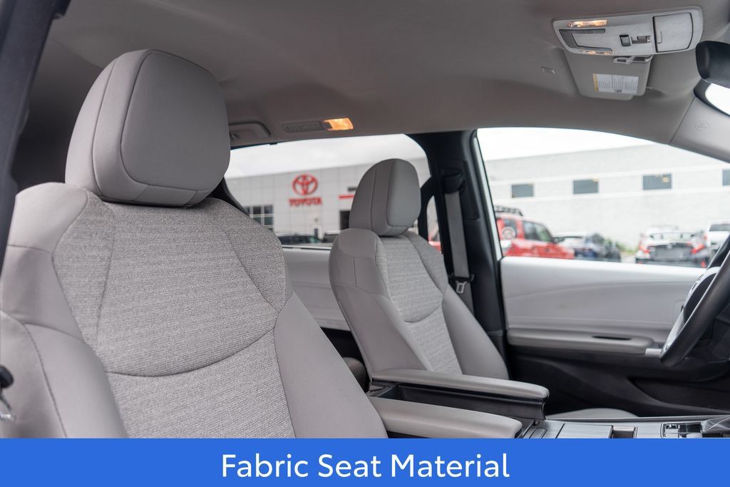 Used 2025 Toyota Sienna LE FWD image 12
