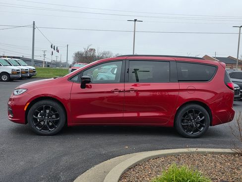 New 2026 Chrysler Pacifica Limited image 8