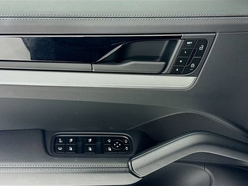 Certified 2025 Porsche Cayenne E-Hybrid AWD/4WD image 11