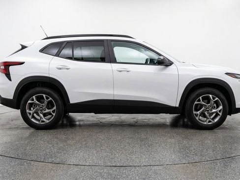 Used 2025 Chevrolet Trax LT FWD image 11