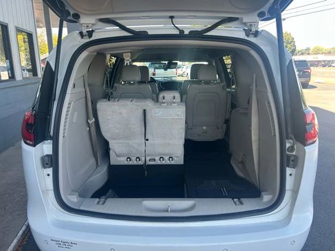 Used 2021 Chrysler Pacifica Touring-L image 24