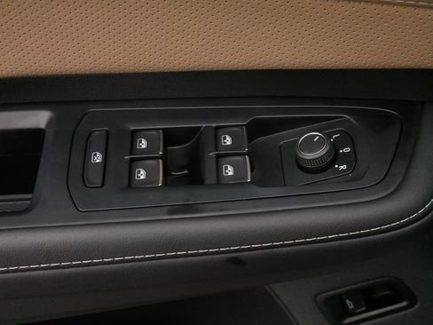 Certified 2025 Volkswagen Atlas Cross Sport SE w/ Panoramic Sunroof Package image 19