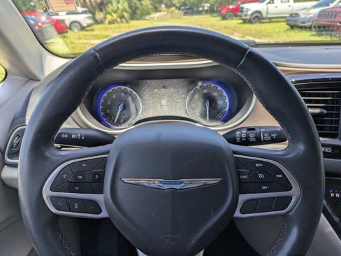 Used 2017 Chrysler Pacifica Touring-L FWD image 22
