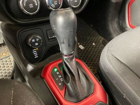 Used 2017 Jeep Renegade Trailhawk AWD/4WD image 9