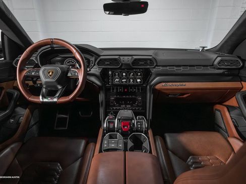 Used 2021 Lamborghini Urus image 2