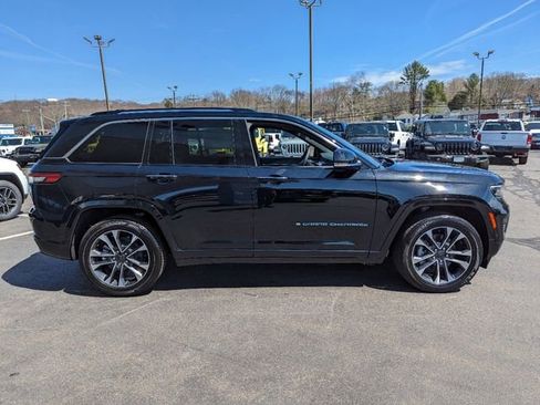 Used 2022 Jeep Grand Cherokee Overland w/ Luxury Tech Group IV AWD/4WD image 3