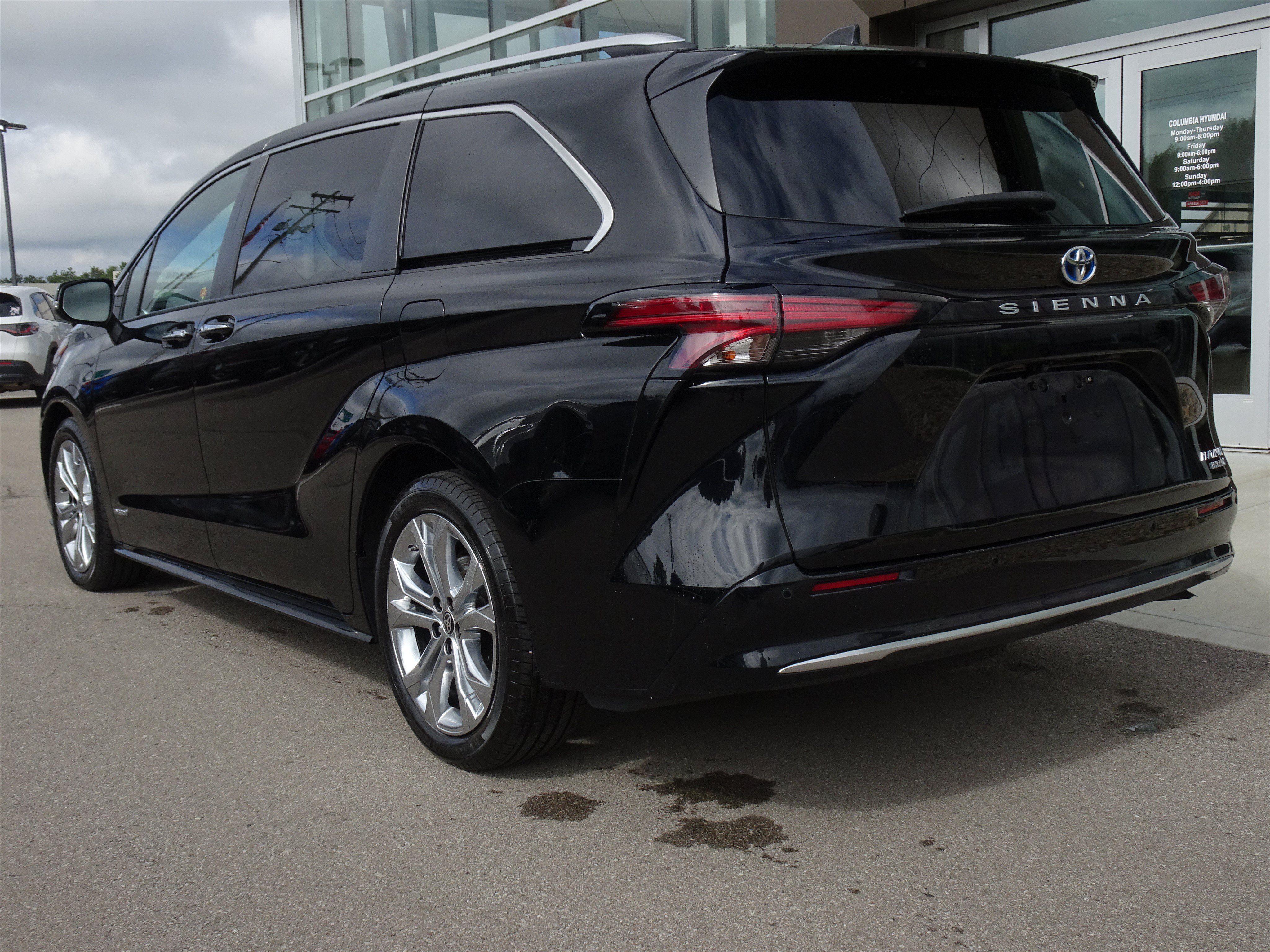 Used 2021 Toyota Sienna Platinum FWD image 3