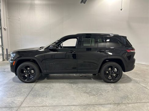 New 2025 Jeep Grand Cherokee Limited w/ Black Appearance Package image 9