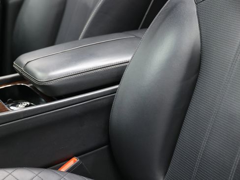 Used 2017 Bentley Bentayga AWD/4WD image 21