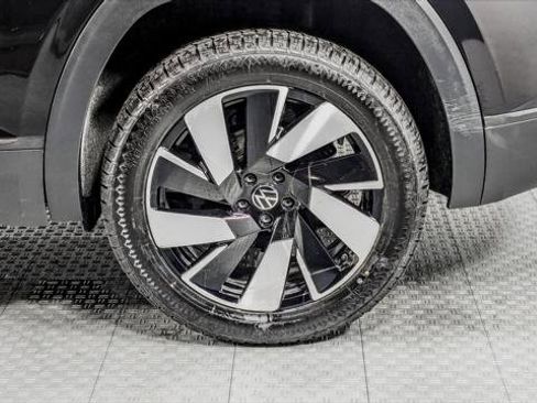 Used 2024 Volkswagen Atlas Cross Sport SE FWD image 33