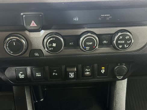 Used 2019 Toyota Tacoma TRD Sport w/ Technology Package image 23