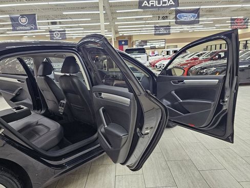 Used 2019 Volkswagen Passat Wolfsburg Edition image 14