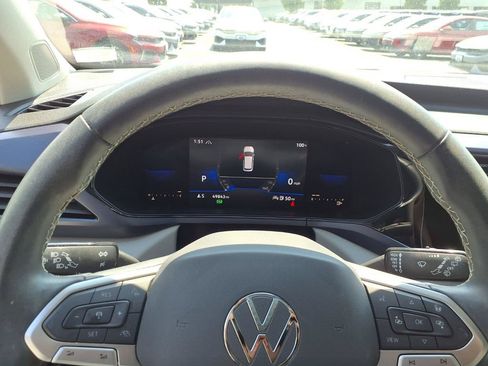 Used 2022 Volkswagen Taos SE w/ Panoramic Sunroof Package AWD/4WD image 11
