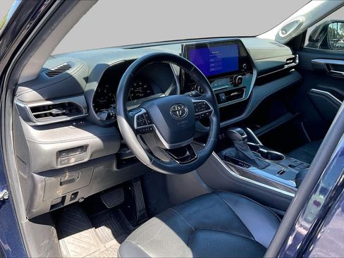 Used 2023 Toyota Highlander Limited FWD image 17