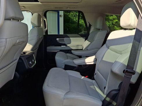 Used 2025 Ford Expedition Platinum w/ Driver's Package AWD/4WD image 11