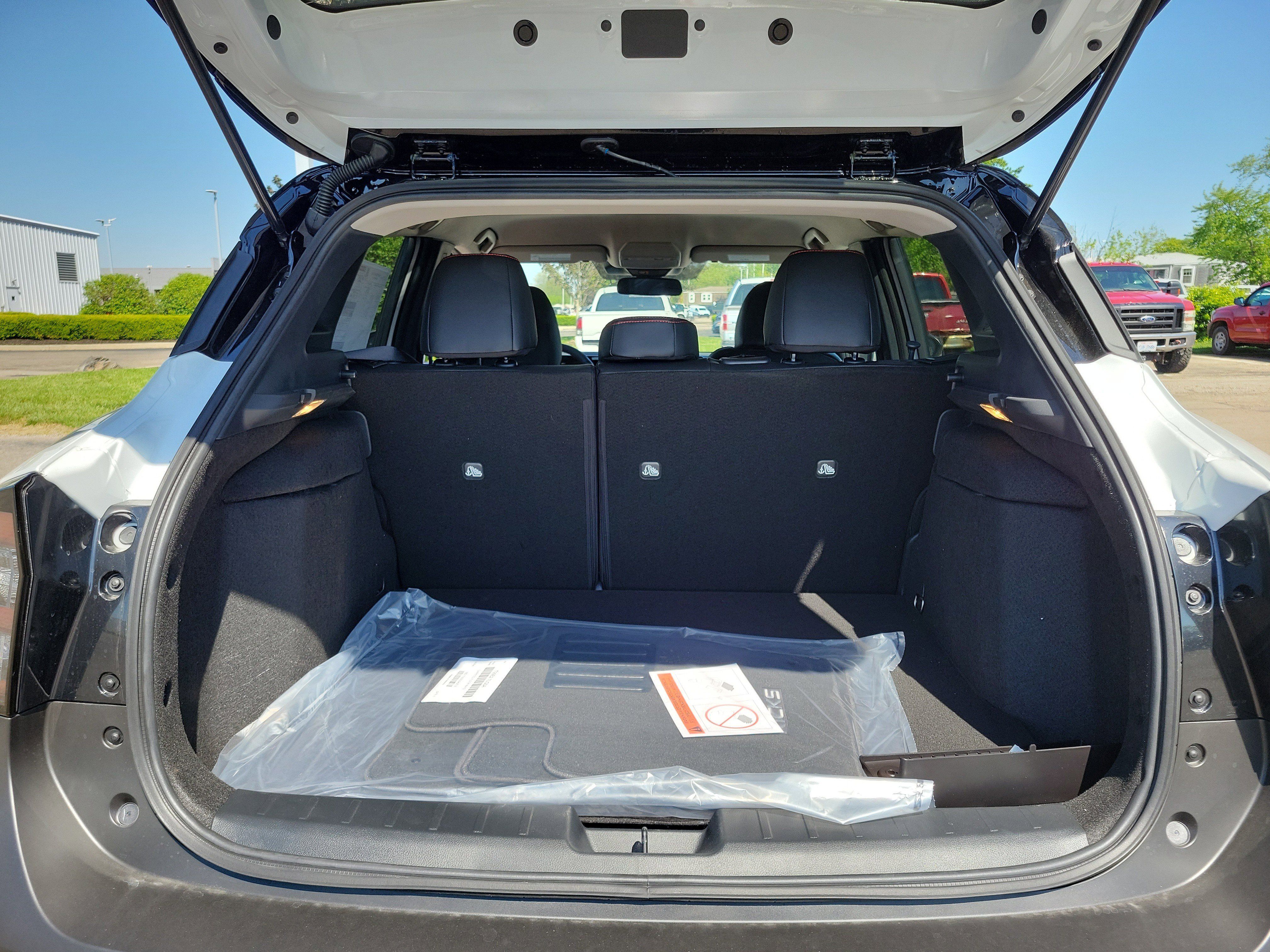 Used 2025 Nissan Kicks SR AWD/4WD image 8