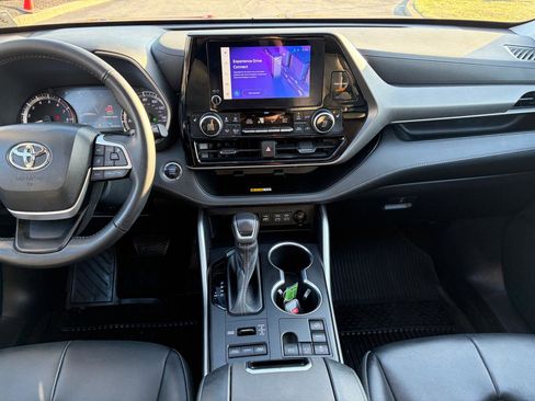 Used 2023 Toyota Highlander XLE image 25