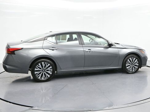 Used 2024 Nissan Altima 2.5 SV FWD image 8