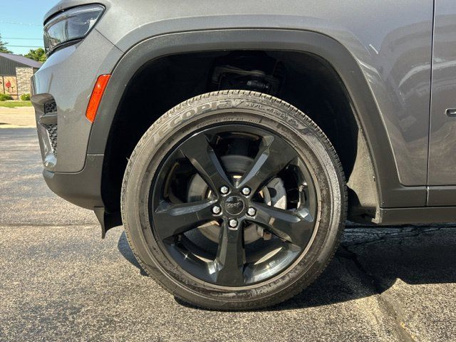 Used 2022 Jeep Grand Cherokee Altitude AWD/4WD image 14