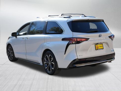 Certified 2025 Toyota Sienna Platinum FWD image 6