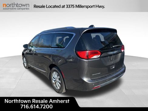 Used 2018 Chrysler Pacifica Touring-L image 3
