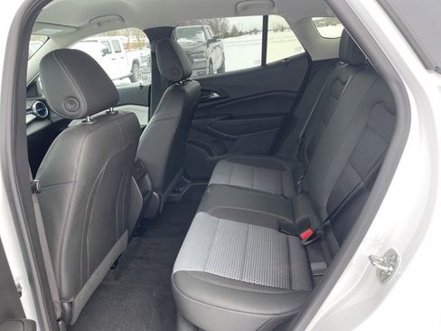 Used 2025 Chevrolet Trax LT w/ LT Convenience Package image 9